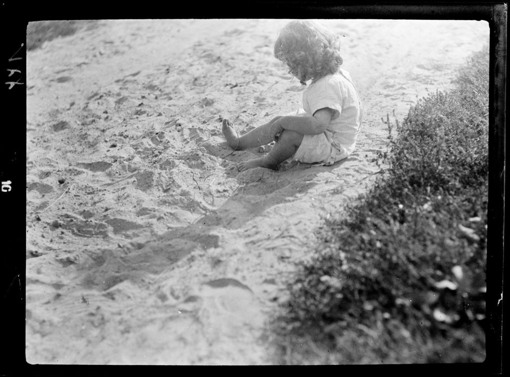 Miniature of Tots- Dot Plays In Sand