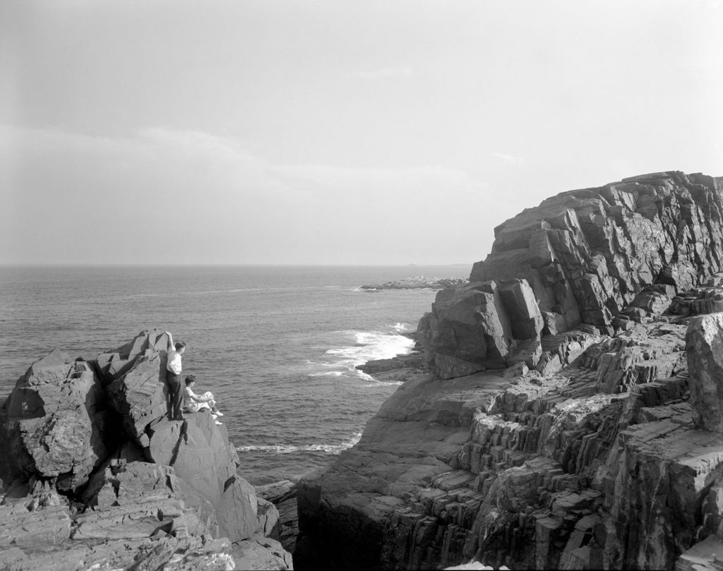 Miniature of Young Couple Enjoying The Scenery At Pulpit Rock In Ogunquit