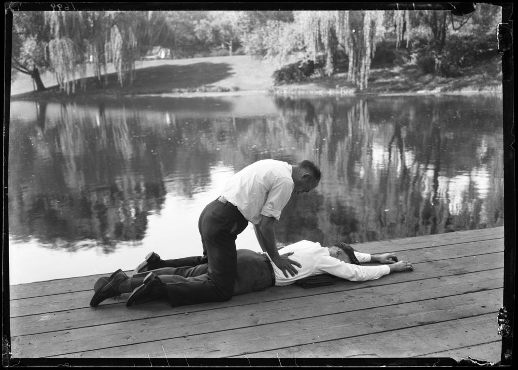 Miniature of Demonstration Of Reviving A Person Who Had Nearly Drowned